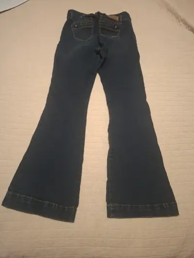 Jeans acampanados oscuros para mujer - miniatura 2