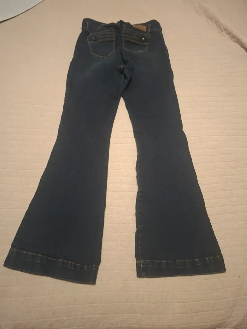 Jeans acampanados oscuros para mujer - 3