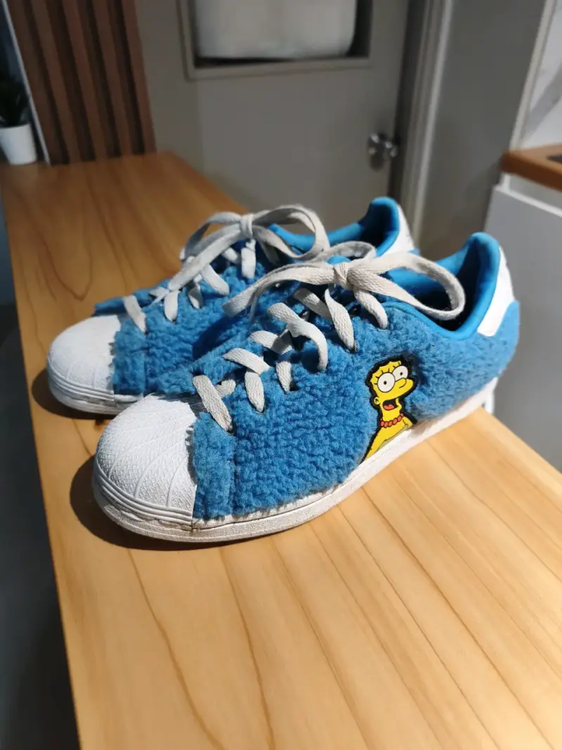 Zapatillas deportivas con diseño azul