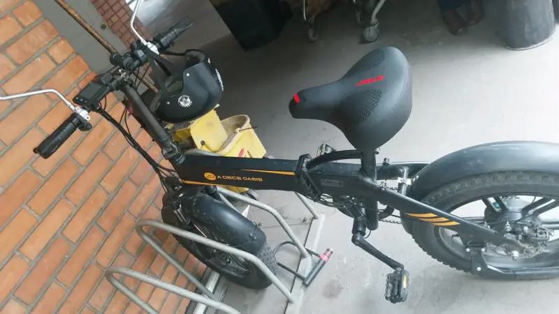 Bicicleta eléctrica plegable negra