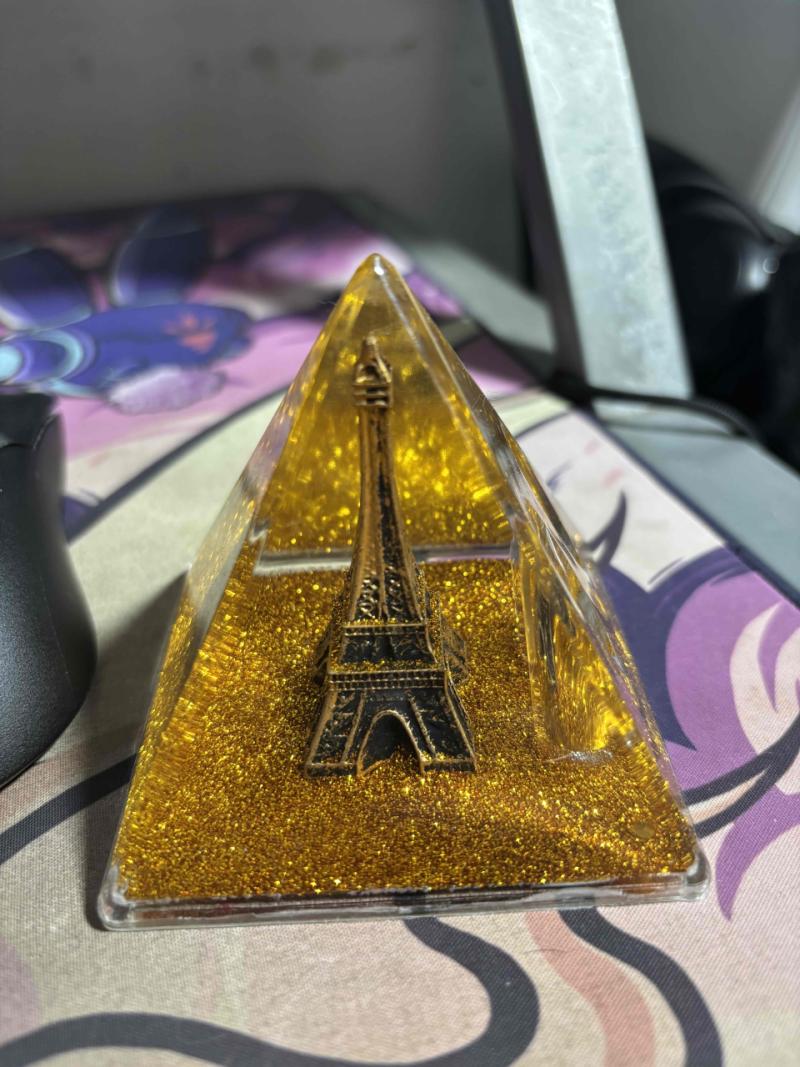 Pirámide decorativa Torre Eiffel