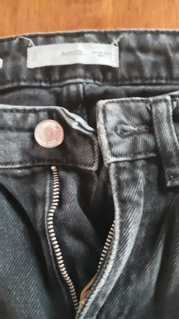 Jeans negros con cierre metálico - 1