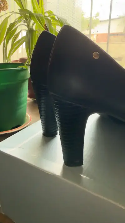 Zapatos negros de tacón - miniatura 3