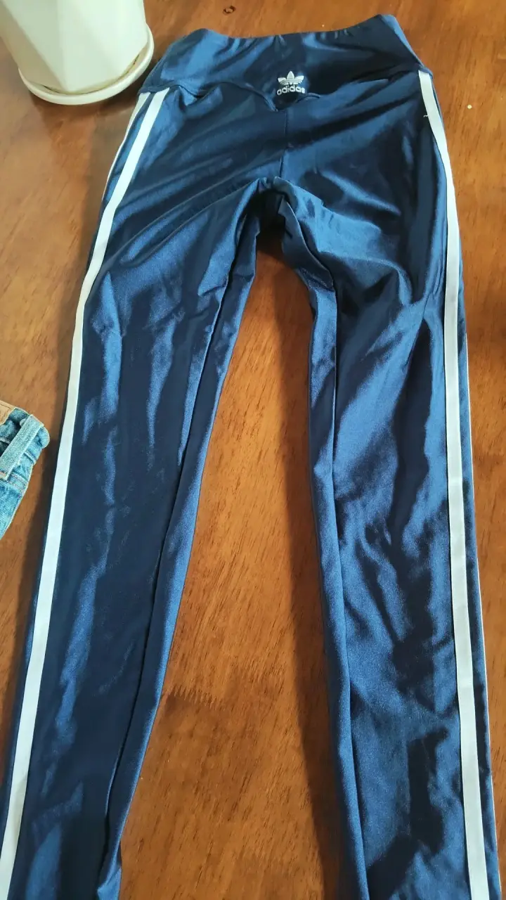 Calzas deportivas adidas azul con rayas