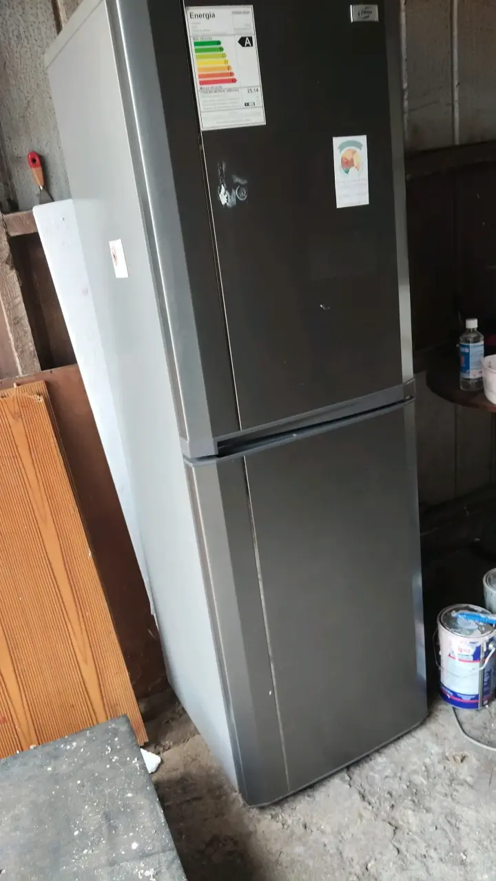 Refrigerador gris eficiente