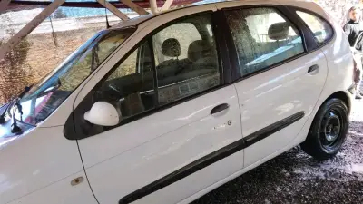 Auto compacto blanco en buen estado - miniatura 1