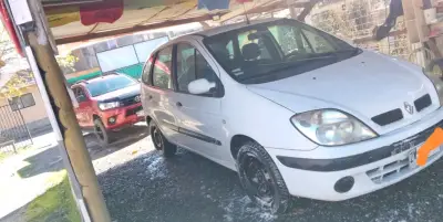 Auto compacto blanco en buen estado - miniatura 2