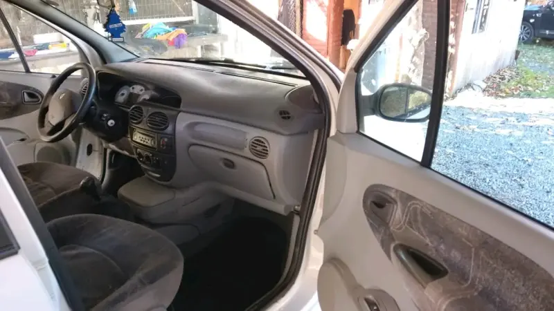 Auto compacto blanco en buen estado - 3
