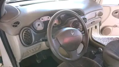 Auto compacto blanco en buen estado - miniatura 4