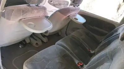 Auto compacto blanco en buen estado - miniatura 5