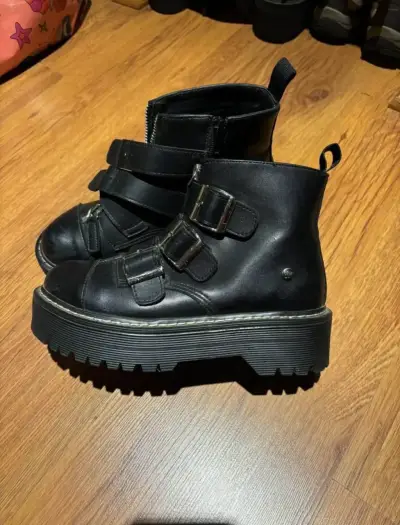 Botas negras con hebillas - miniatura 1