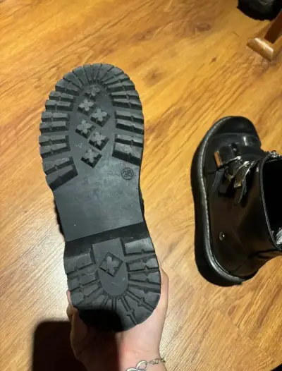 Botas negras con hebillas - miniatura 3