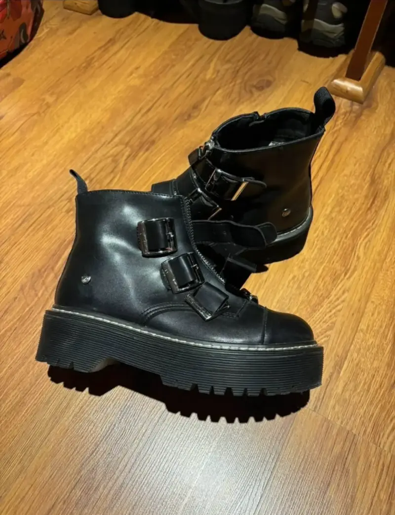 Botas negras con hebillas - 4