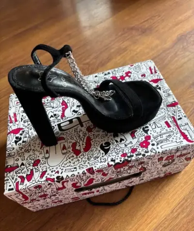 Sandalias negras con cadena - miniatura 1
