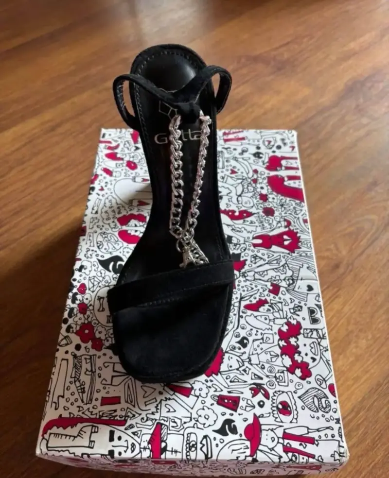 Sandalias negras con cadena - 2