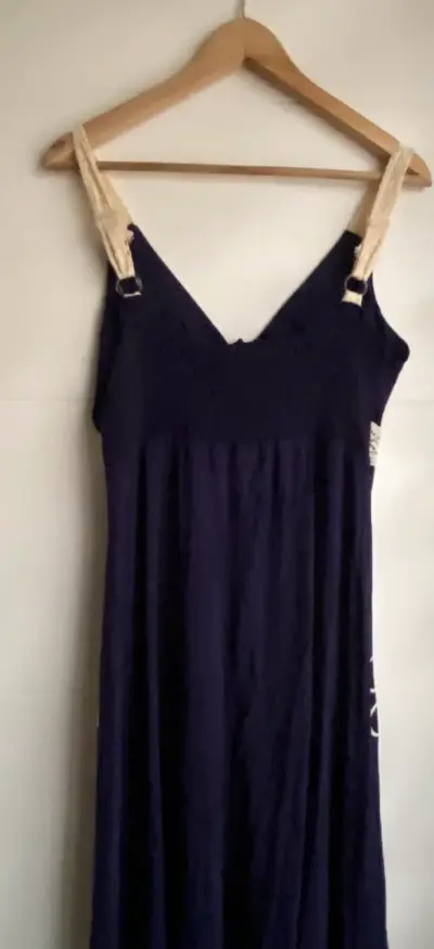 Vestido azul con bordado beige - miniatura 6