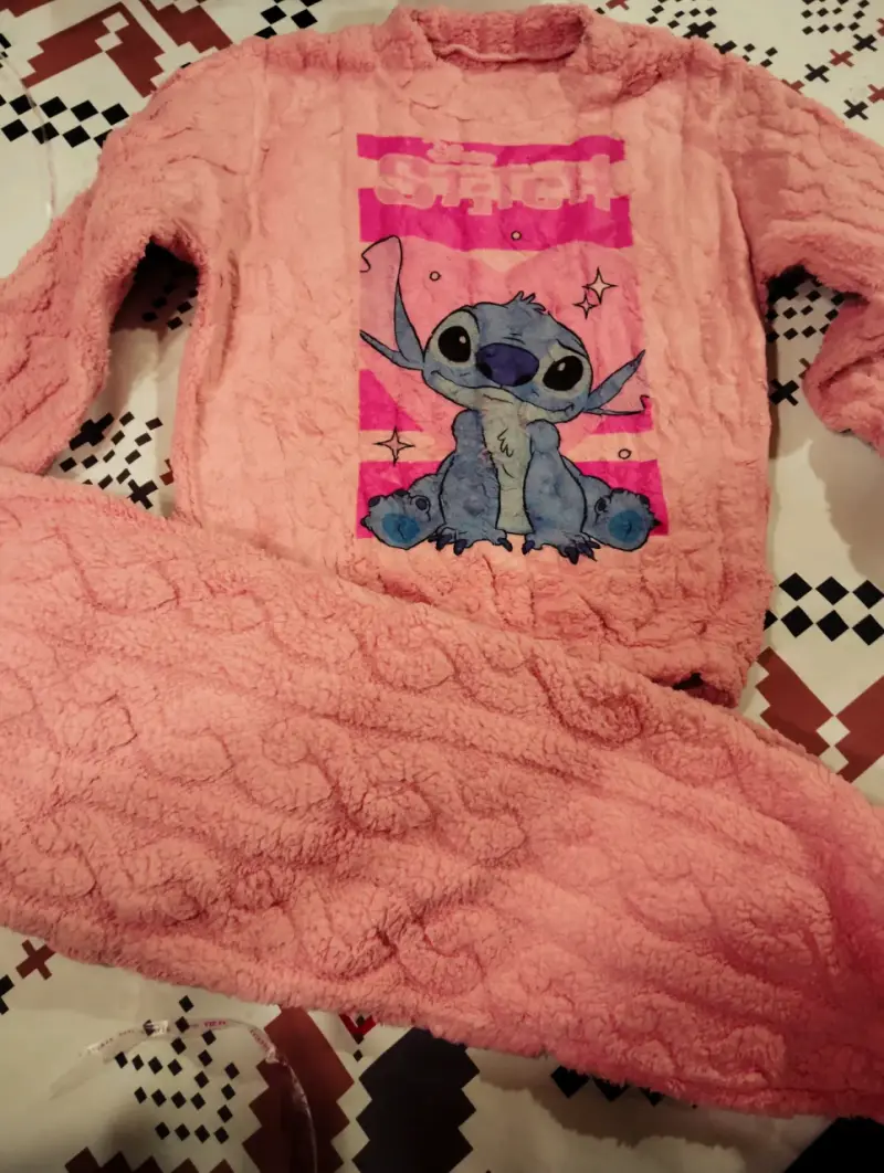 Pijama rosado peludo con diseño - 1