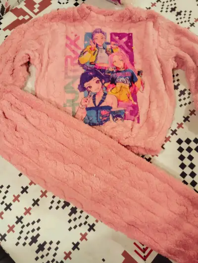 Pijama rosado peludo con diseño - miniatura 3