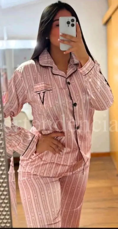 Pijama rosado peludo con diseño - miniatura 4
