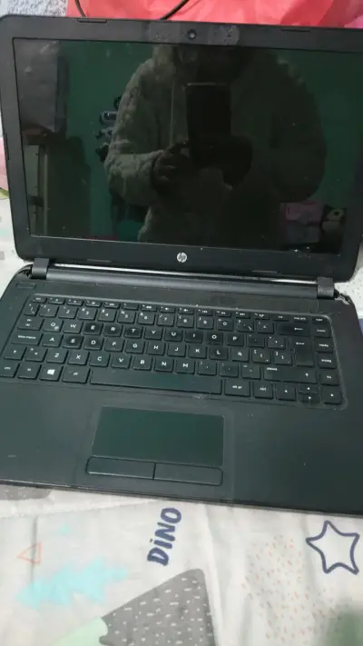 Laptop HP negra 15 pulgadas - miniatura 2