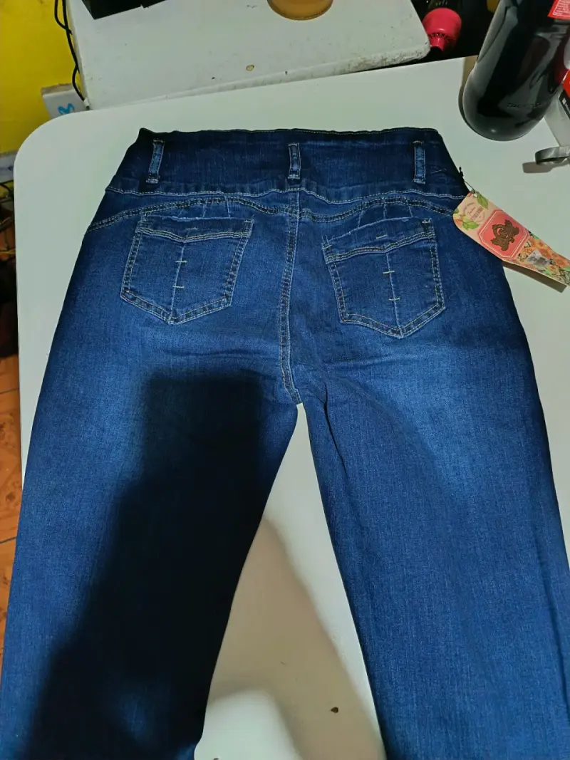 Jeans azul oscuro con etiqueta - 1