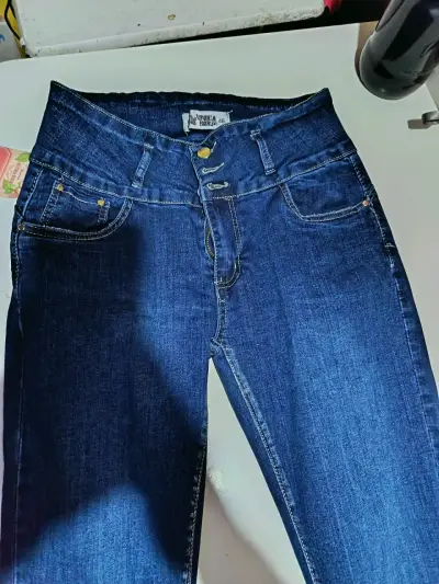 Jeans azul oscuro con etiqueta - miniatura 2