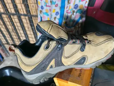Zapatilla outdoor beige y negra - miniatura 1