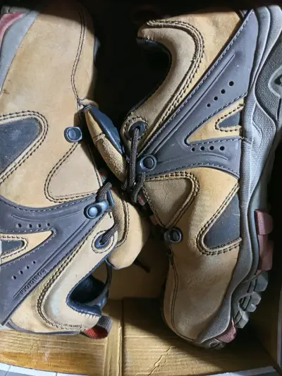 Zapatilla outdoor beige y negra - miniatura 2