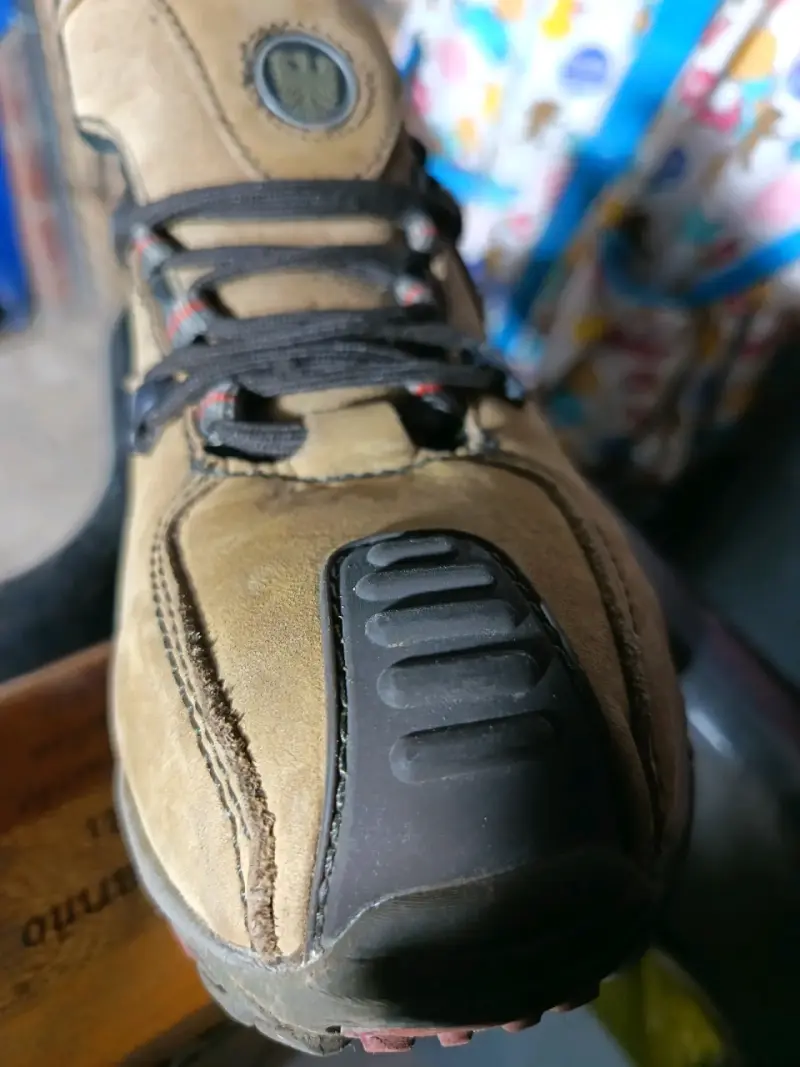 Zapatilla outdoor beige y negra - 4