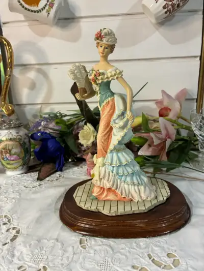 Figura decorativa vintage dama - miniatura 1