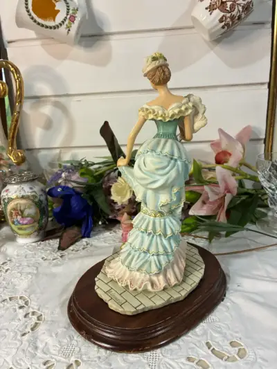 Figura decorativa vintage dama - miniatura 2
