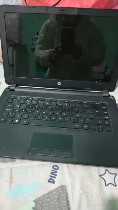 Laptop HP negra 15 pulgadas - miniatura 1