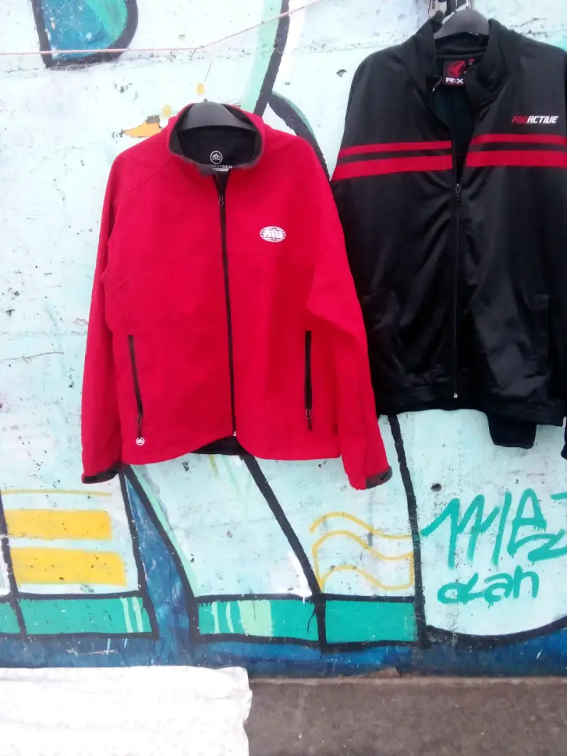 Chaqueta roja con cierre frontal - 1