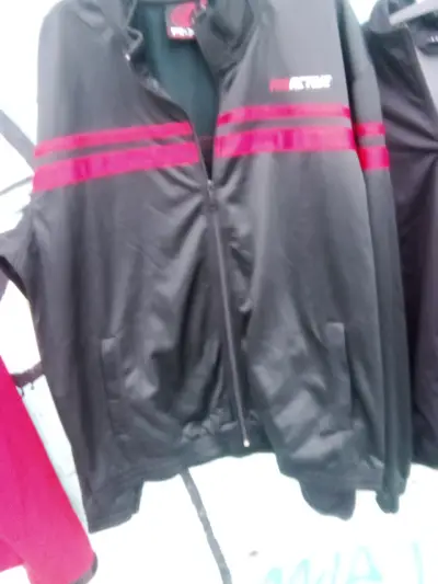 Chaqueta deportiva negra con rojo - miniatura 1