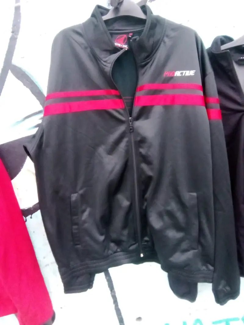 Chaqueta deportiva negra con rojo - 3