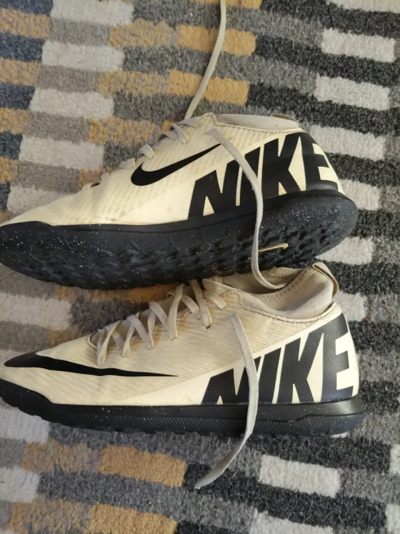 Zapatos deportivos beige usados - 2