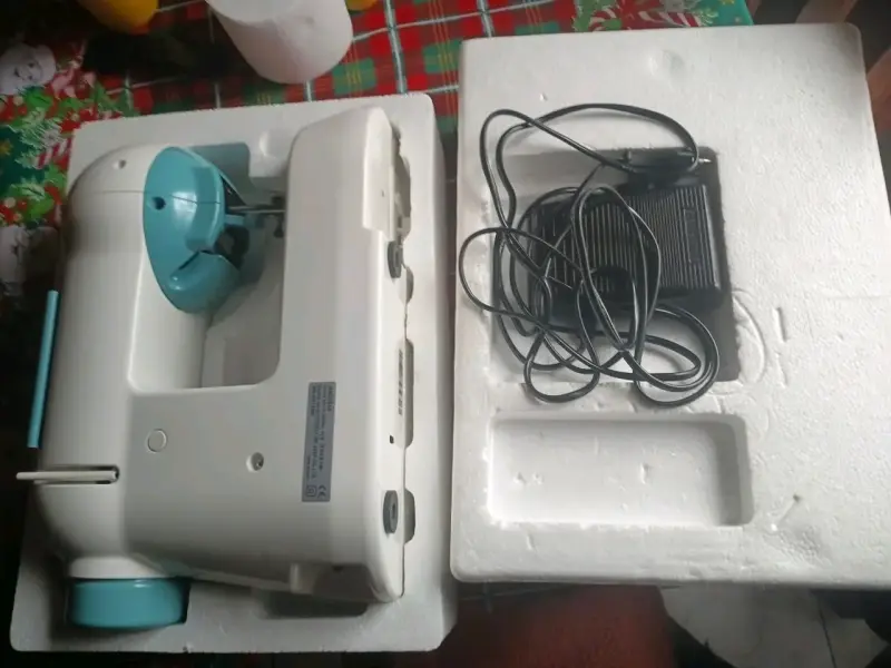 Máquina de coser portáti blanca y celeste - 1