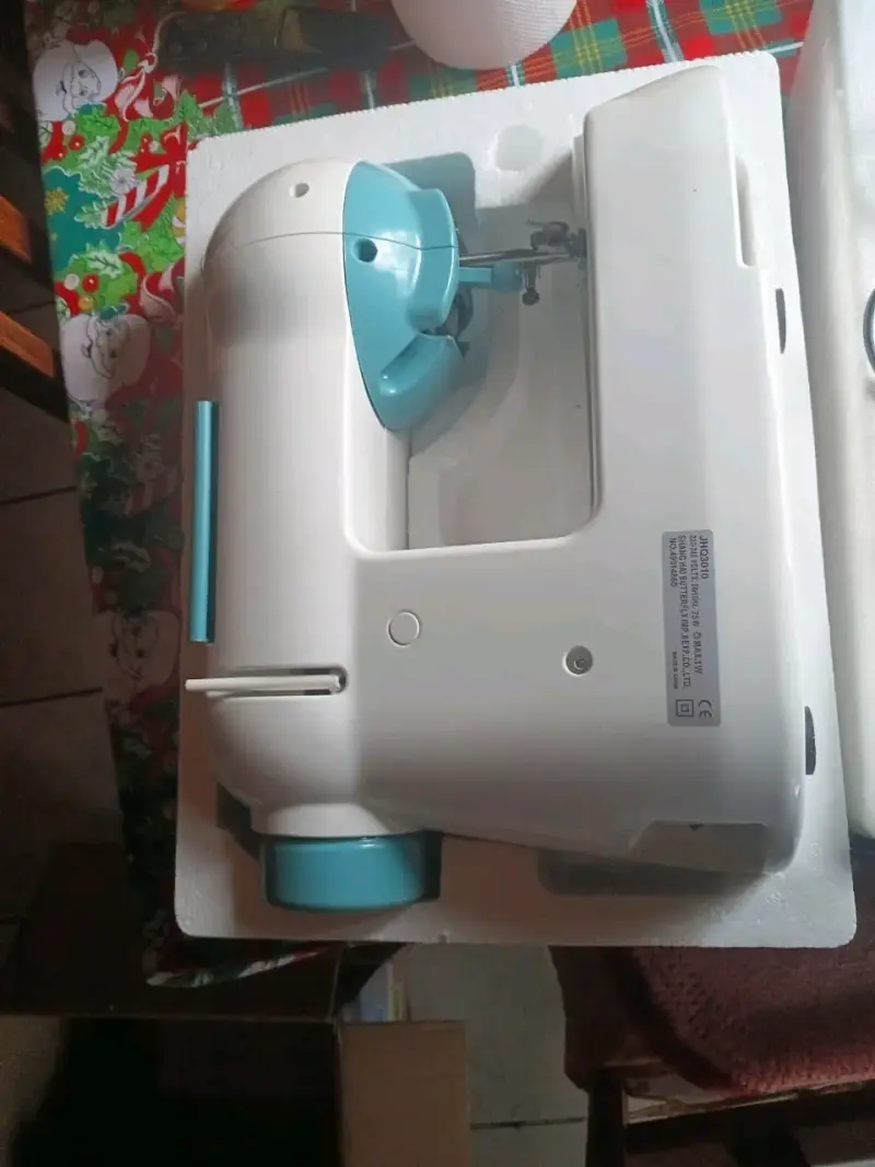 Máquina de coser portáti blanca y celeste - 3