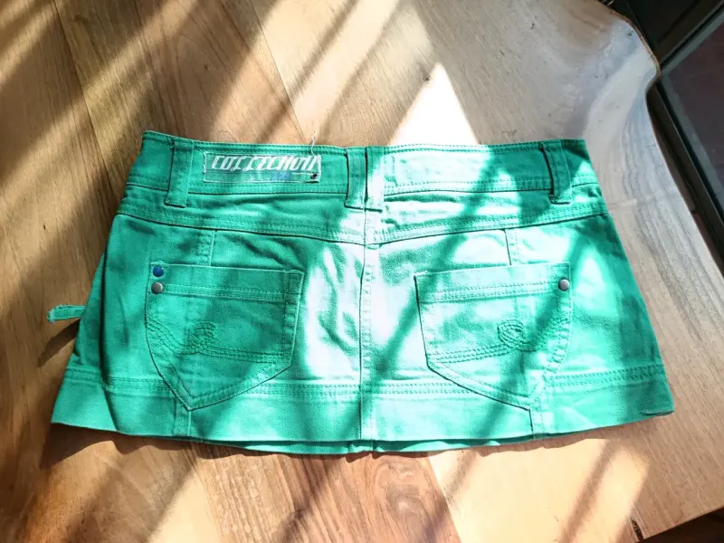 Minifalda verde con bolsillos - 1