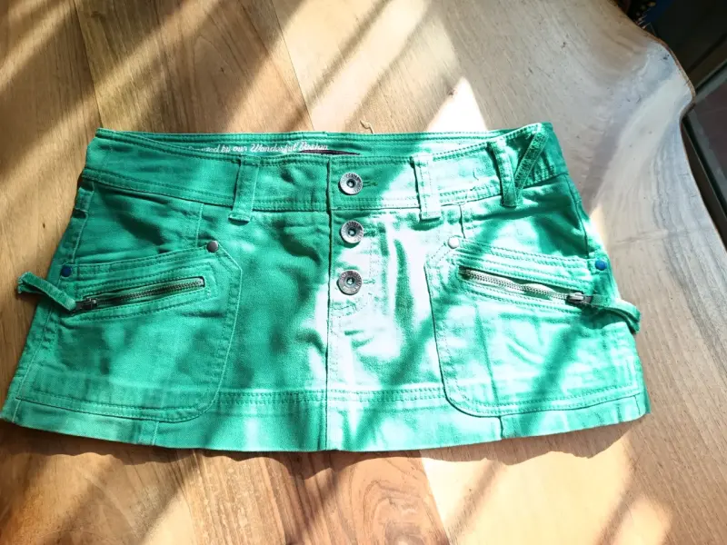 Minifalda verde con bolsillos - 2