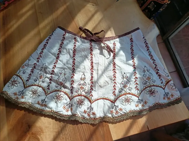 Falda bordada blanca y café - 1