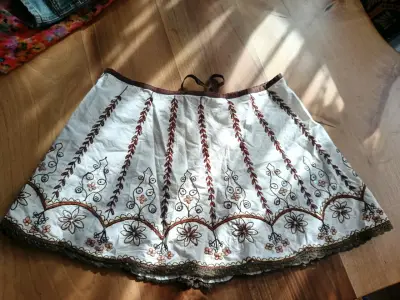 Falda bordada blanca y café - miniatura 2