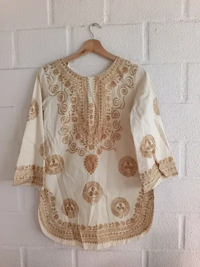 Blusa beige con bordado étnico - miniatura 1