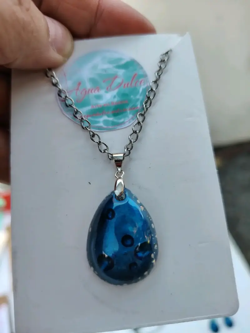 Collar con colgante azul
