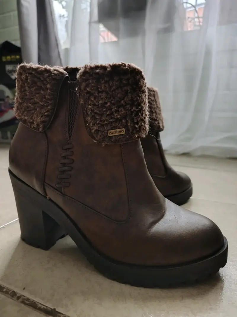 Botines marrones con forro peludo Azaleia - 1