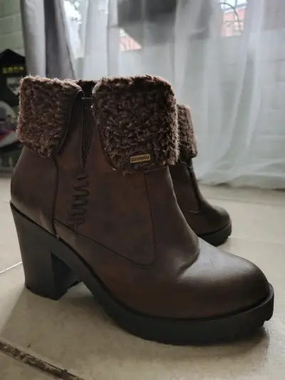 Botines marrones con forro peludo Azaleia - miniatura 1