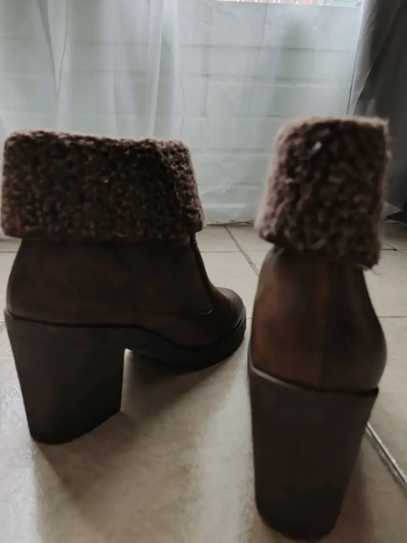 Botines marrones con forro peludo Azaleia - 3