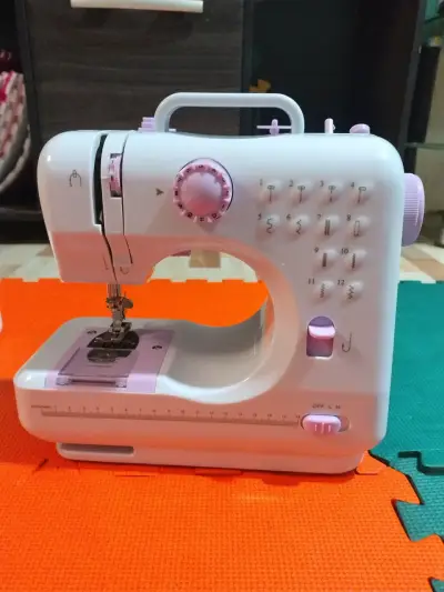 Máquina de coser portátil blanca - miniatura 1