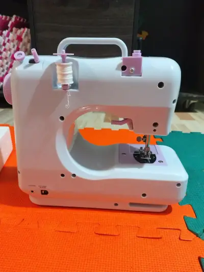 Máquina de coser portátil blanca - miniatura 2