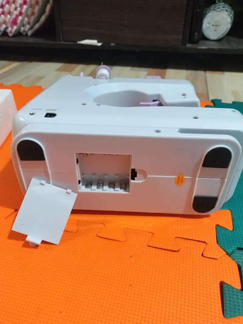 Máquina de coser portátil blanca - 3